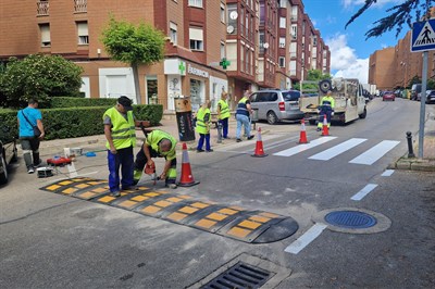 El Ayuntamiento repinta pasos de cebra e instala elementos reductores de la velocidad en Fuente del Oro a petición de sus vecinos
