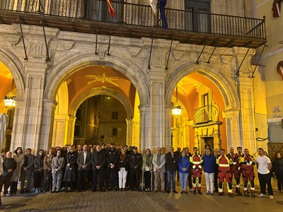 El Ayuntamiento de Cuenca realiza un minuto de silencio por las víctimas del terrible accidente ferroviario en Urda (Toledo)