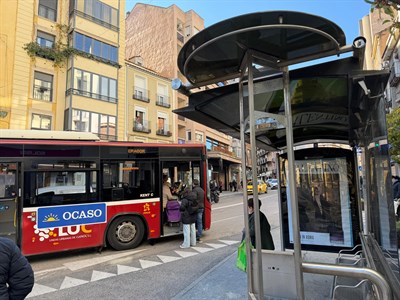 La Plaza de la Hispanidad estrena marquesina en su parada de autobús