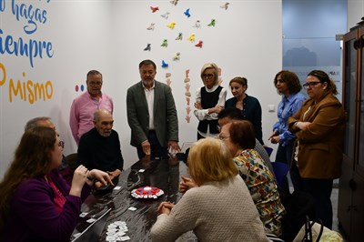 Dolz pone en valor el “gran trabajo” de la Asociación Parkinson Cuenca