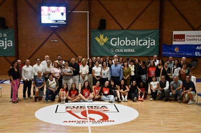 Dolz da las gracias al Club Baloncesto Cuenca Femenino por sus 50 años promoviendo este deporte 