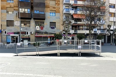 El Ayuntamiento instala una plataforma en la Plaza de la Constitución para que las personas en silla de ruedas puedan ver los desfiles 