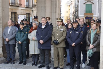 El Ayuntamiento de Cuenca realiza un minuto de silencio por las víctimas del terrible accidente de trenes en Adamuz (Córdoba)