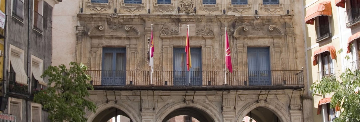 Entrada al portal del Ayuntamiento de Cuenca